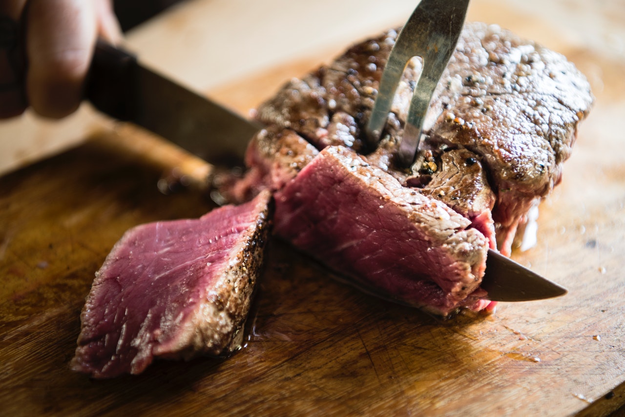 steak cut on cutting board